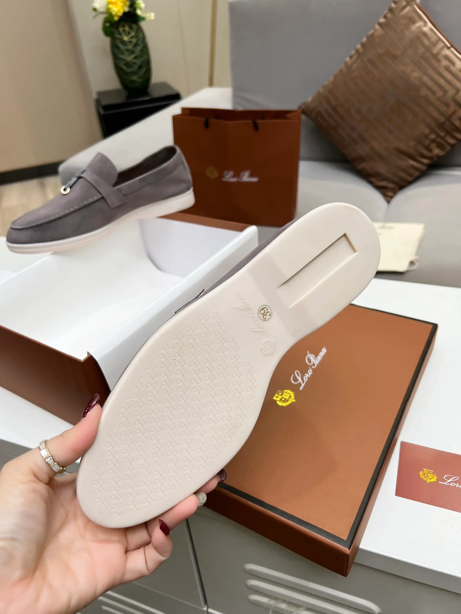 👟👟Ex-factory price 480👟👟 【Loro Piana】Italian top cashmere is fashionable and classic, and the leather is also practical and still of the highest quality on the Internet. Developed from the original board, the upper is made of Yangjing silk and is smooth. Leather lining, wear-resistant high-elastic beef tendon bottom. Size: 35-42, (men’s +10)
